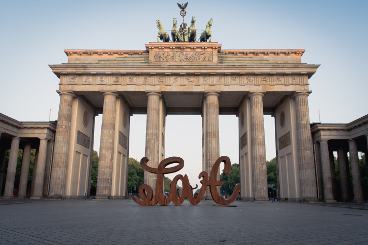 LOVE HATE am Brandenburger Tor