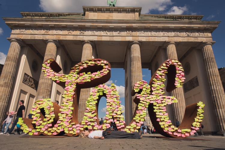 LOVE HATE sculpture with messages for europe