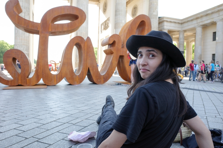 Diana Kinnert vor der LOVE HATE Skulptur